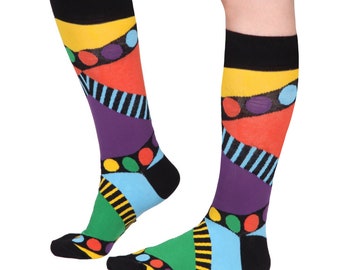 Könnte beinhalten: Ein Paar bunte Kniestrümpfe mit einem geometrischen Muster in den Farben Gelb, Orange, Rot, Lila, Blau, Grün und Schwarz.