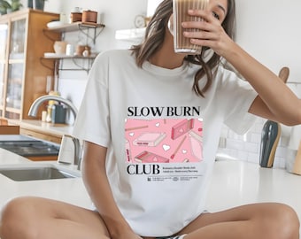 Bokälskare-T-shirt – Söt bokälskare-T-shirt – Litterär grafisk T-shirt – Estetiska bokmalskläder – Mysig läsarpresent – Bokklubb - Slow Burn Club