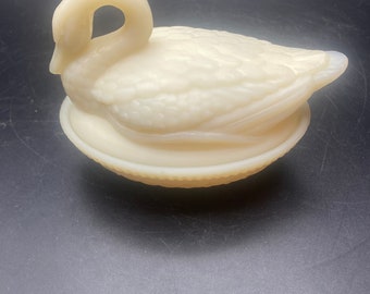 imperial Swan On A  Nest Cream
