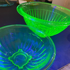 Large Vintage Green Vaseline/Uranium Glass Mixing/Serving Bowl – Wake  Robbin, Consign or Sell