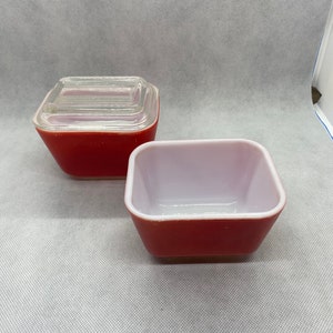Red Pyrex Refrigerator bowls 1 lid, 2 bowls