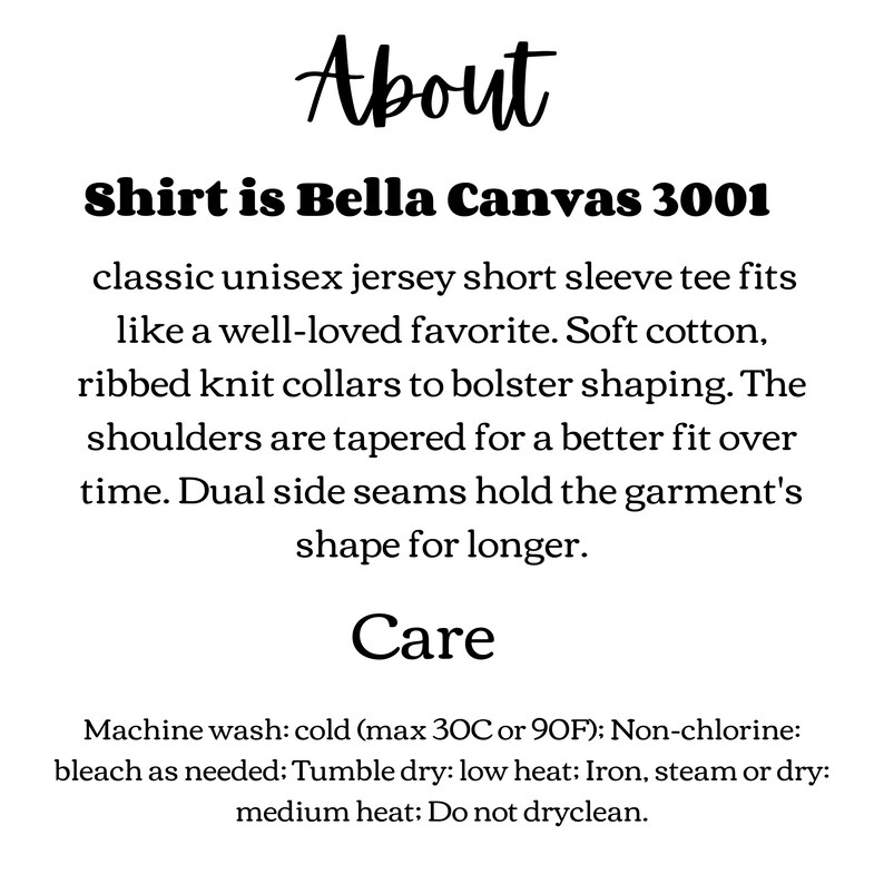 Pu&ograve; includere: Testo su una maglietta a maniche corte Bella Canvas 3001. Il testo descrive la maglietta come una maglietta classica unisex in jersey che si adatta come un preferito molto amato. Menziona il cotone morbido, i colli a costine e le spalle affusolate per una vestibilit&agrave; migliore. Il testo descrive anche le cuciture laterali doppie che aiutano il capo a mantenere la sua forma. Il testo fornisce quindi istruzioni di cura per la maglietta, comprese le istruzioni di lavaggio in lavatrice, asciugatura in asciugatrice e stiratura.