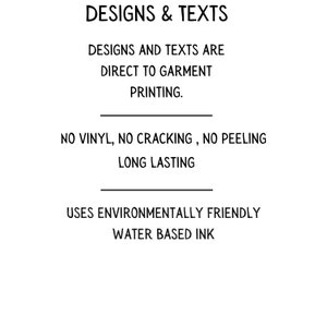 Pu&ograve; includere: Testo che recita "Designs & Texts" seguito da "Designs and texts are direct to garment printing."  Il testo continua con "No vinyl, no cracking, no peeling, long lasting."  L'ultima riga di testo recita "Uses environmentally friendly water based ink."