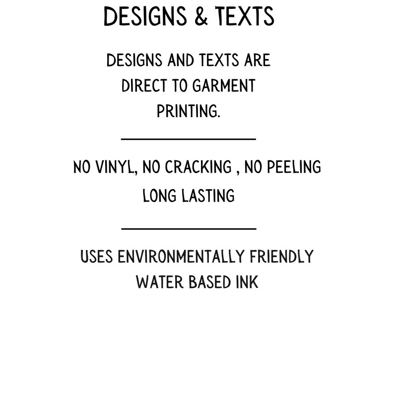 Pu&ograve; includere: Testo che recita "Designs & Texts" seguito da "Designs and texts are direct to garment printing."  Il testo continua con "No vinyl, no cracking, no peeling, long lasting."  L'ultima riga di testo recita "Uses environmentally friendly water based ink."