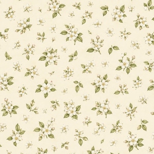 Peut inclure: Un tissu de couleur cr&egrave;me claire pr&eacute;sentant un motif r&eacute;p&eacute;titif de petites fleurs de pommier blanches aux centres jaunes et aux feuilles vertes. Le motif floral est dispers&eacute; sur la surface en diff&eacute;rentes tailles, cr&eacute;ant un imprim&eacute; botanique dense.