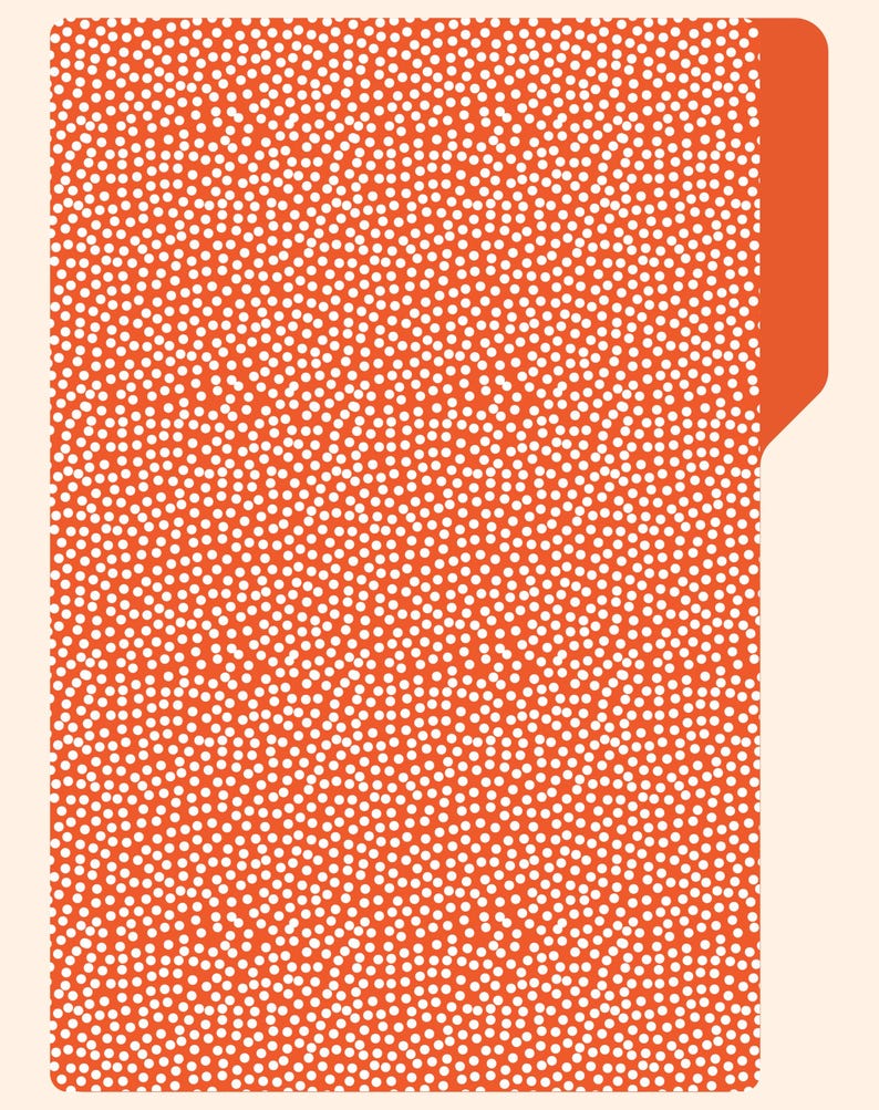 Peut inclure: Un classeur orange avec un motif de pois blancs. Le classeur a un onglet rouge sur le c&ocirc;t&eacute; droit.