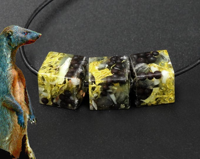 Featured listing image: Koboldwürfelchen Apfelflechte, Labradorit, Bergkristall, Mintopal, Eisenkugeln (kleine Orgonitwürfel an schwarzem Lederband]