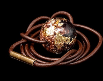 Granatfunke: Granat, 24k Gold, Bergkristall und Kupfer - Orgonit Kugel Anhänger an Lederband mit Bajonettverschluss - nach Wilhelm Reich