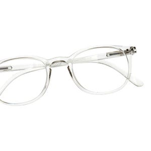 Könnte beinhalten: Klare Brille mit rundem Rahmen. Die transparenten Rahmen ermöglichen eine klare Sicht auf die Gläser. Die Bügel haben ein dezentes Design. Die Brille ist für die Sehkorrektur konzipiert und für den täglichen Gebrauch geeignet.