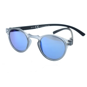 Könnte beinhalten: Graue runde Sonnenbrille mit blau verspiegelten Gläsern. Die Fassung ist hellgrau, die Bügel sind schwarz. Die Sonnenbrille hat ein modernes, minimalistisches Design, geeignet für den Alltag.