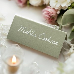 Tarjetas de lugar para bodas escritas a mano - Tarjetas de lugar para bodas en verde salvia - Cursiva en tinta blanca - Decoración de mesa - Decoración rústica y elegante