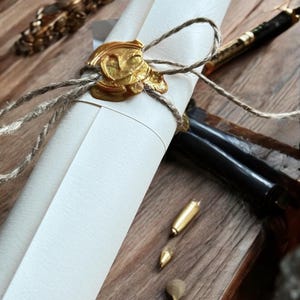 Pergamino vintage manuscrito con sello de lacre dorado, pergamino medieval, ideas para invitaciones, regalo personalizado, hecho a mano, pergamino antiguo único.