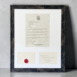 Op de afbeelding: Geraamde brief en enveloppen in perkamentstijl. De brief, geadresseerd aan Mr. Harry Potter, bevat een Hogwarts-wapen en handgeschreven tekst. Eén envelop is verzegeld met rode was, de andere is geadresseerd aan Mr. H. Potter.