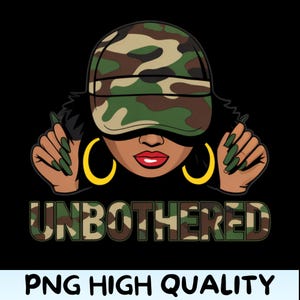 Pu&ograve; includere: Grafica digitale di una donna con cappello mimetico e orecchini a cerchio dorati. La parola "UNBOTHERED" &egrave; in lettere mimetiche. La frase "PNG HIGH QUALITY" &egrave; in basso.