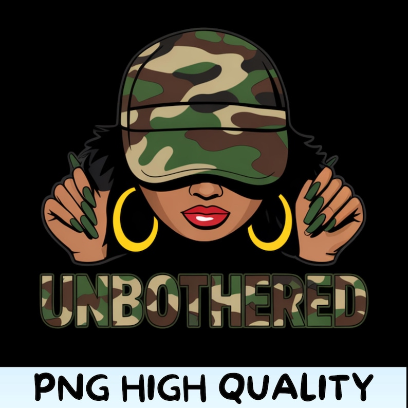 Pu&ograve; includere: Grafica digitale di una donna con cappello mimetico e orecchini a cerchio dorati. La parola "UNBOTHERED" &egrave; in lettere mimetiche. La frase "PNG HIGH QUALITY" &egrave; in basso.