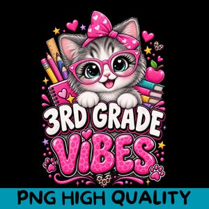 Puede incluir: Una ilustración gráfica de un gatito gris con gafas rosas y un lazo rosa, rodeado de material escolar que incluye una regla, lápices y libros. El texto dice 3RD GRADE VIBES en letras grandes blancas y rosas, decorado con corazones y estrellas.