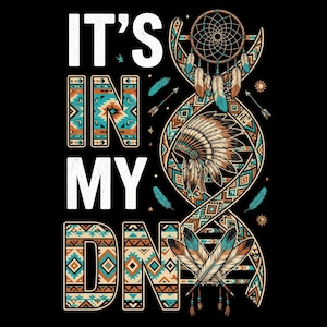 Könnte beinhalten: Ein grafisches Design auf schwarzem Hintergrund mit dem weißen Text IT'S IN MY DNA. Die Buchstaben sind mit einem geometrischen Muster in Orange-, Braun- und Türkistönen gefüllt. Eine DNA-Helix-Struktur enthält einen Traumfänger und Federn.