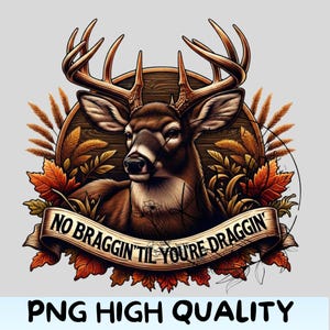 Puede incluir: Ilustraci&oacute;n detallada de un ciervo con grandes astas, sobre un fondo de madera, rodeado de hojas de oto&ntilde;o y trigo. Una pancarta dice "NO BRAGGIN' TIL YOU'RE DRAGGIN'". El texto "PNG HIGH QUALITY" est&aacute; en la parte inferior.