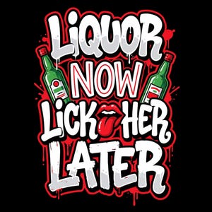 Op de afbeelding: Een grafisch ontwerp op een zwarte achtergrond met de tekst "Liquor Now Lick Her Later" in witte, druipende letters. Twee groene drankflessen flankeren de tekst. Rode accenten en een rode tongafbeelding maken het ontwerp af.