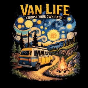 Può includere: Un furgone giallo e blu percorre una strada tortuosa, con un falò in primo piano. L'immagine presenta il testo "VAN LIFE - CHOOSE YOUR OWN PATH" sopra un cielo stellato e un paesaggio montano.