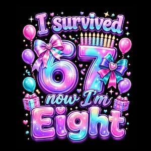Op de afbeelding: Een grafisch ontwerp met de tekst I survived 67 now I'm Eight in een glanzend, iriserend paars en blauw lettertype. De afbeelding bevat roze en paarse ballonnen, twee cadeautjes, decoratieve strikken en acht brandende kaarsjes op het getal 67.