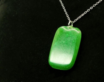 Pendentif rectangle lisse en jade canadien naturel - Collier minimaliste en pierre verte P1