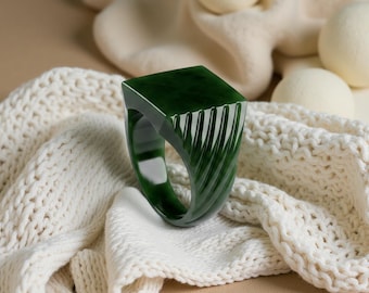 Chevalière en jade néphrite de la Colombie-Britannique massif, bague tendance en pierre verte sculptée pour homme, anneau géométrique cannelé, gros bijoux architecturaux, J63