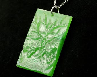 Collier à pendentif cerf de Virginie en jade de la Colombie-Britannique, jade néphrite canadien sculpté à la main