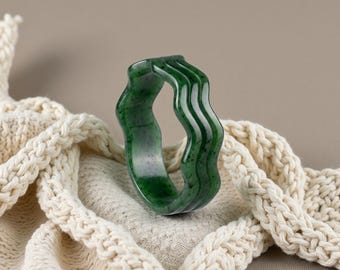Minimalistischer gewellter Jade Ring, kanadischer Nephrit Jade Band, Handgemachter Grüner Jade Ring, Organischer Wellen Ring, Natur Inspirierter Schmuck - J82