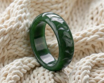 Bague vague en jade massif de la Colombie-Britannique de qualité supérieure - Bande de néphrite ondulée sculptée à la main - Bijoux en pierres précieuses vertes naturelles de qualité - Cadeau minimaliste d'ondulation, J61
