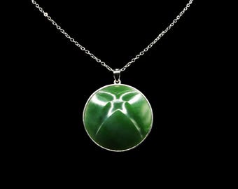 Kundenspezifische kanadische Jade-Anhänger-Halskette, Sterlingsilber-Lünette, geschnitzte Flügel-Detail