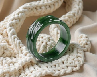 Organischer gewellter Jade Ring, Hand geschnitzter kanadischer Nephrit Jade Ring, minimalistisches grünes Jade Band, Natur inspirierter Statement Ring - J83