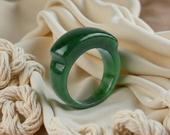 Bague vague en jade massif de la Colombie-Britannique de qualité supérieure - Bande de néphrite organique fluide sculptée à la main - Bijoux minimalistes en pierre verte, J75