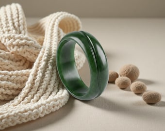 Bague à facettes en jade massif de la Colombie-Britannique de qualité supérieure - Bague géométrique en néphrite sculptée à la main - Bijoux minimalistes en pierre verte - J71