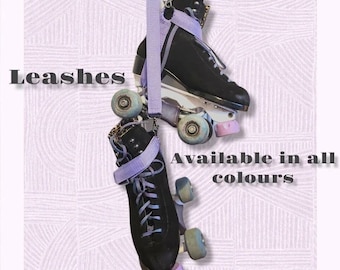 Puede incluir: Patines negros con cordones y ruedas moradas, suspendidos por una correa morada a juego. El texto "Leashes" y "Available in all colours" se muestra sobre un fondo estampado.