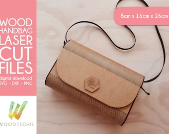 Puede incluir: Un bolso de mano de madera cortado con láser con una correa negra. El bolso de mano mide 8 cm x 16 cm x 26 cm. El bolso de mano tiene un patrón de veta de madera y una pequeña etiqueta hexagonal con la palabra "Aloha!" en ella.