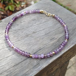 Perlen Armband aus Amethyst und Gold, Geburtsstein Armband, Weihnachten, Geschenk