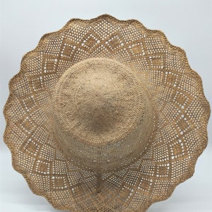 Vintage, chapeau d&#39;été, capeline en paille à bords ondulés, modiste, modiste, chapeau de soleil, vacances, protection solaire,