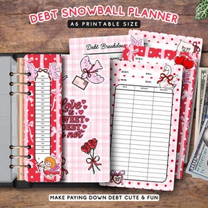 Op de afbeelding: A6 printbare debt snowball planner met een rood en roze thema. De planner bevat pagina's voor schuldenoverzicht, tracking en schattige illustraties. Tekst bevat "Debt Snowball Planner", "Love is Sweet Debt Not", en "Make Paying Down Debt Cute & Fun".