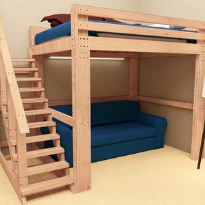 Puede incluir: Una estructura de cama alta de madera clara con una escalera integrada en el lado izquierdo. La plataforma elevada para dormir tiene un colchón azul, mientras que el espacio inferior contiene un sofá azul. Una lámpara de pie con pantalla blanca está cerca.