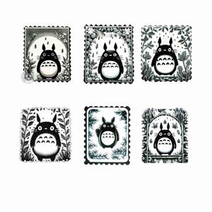 K&ouml;nnte beinhalten: Sechs Schwarzwei&szlig;illustrationen von Totoro, einem Charakter aus dem Film Mein Nachbar Totoro, in einem quadratischen Rahmen mit dekorativem Rand. Jede Illustration zeigt Totoro in einer anderen Pose und Umgebung.
