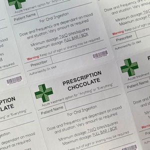 Könnte beinhalten: Ein weißes Rezept-Etikett mit einem grünen Kreuz und dem aufgedruckten Text "Prescription Chocolate". Das Etikett enthält auch den Text "Akute Behandlungsoption für "Alles" oder "Alles" und "Zur oralen Einnahme". Das Etikett enthält auch den Text "Dosierung und Häufigkeit sind abhängig von der Stimmung und der Situation. Die Menge nach Bedarf variieren. Mindestdosis: ZWEI Bissen/Quadrate. Höchstdosis: VOLLER RIEGEL/BOX. Warnung: Außerhalb der Reichweite von Kindern aufbewahren oder nicht teilen. Verschreibender Arzt. Autorisiert von: Dr. Melt"