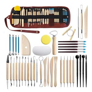 Könnte beinhalten: Ein umfassendes Ton- und Bildhauerwerkzeug-Set. Das Set enthält eine Vielzahl von Werkzeugen mit Holzgriffen, darunter Pinsel, Schleifenwerkzeuge und Modellierwerkzeuge. Die Werkzeuge sind in einer braunen, lederartigen Aufrolltasche angeordnet.
