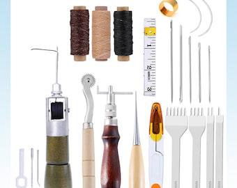 Op de afbeelding: Lederbewerking gereedschapset met een verscheidenheid aan naalden, priemen, naaiwerktuigen en een liniaal. De set bevat ook drie spoelen gewaxt garen in bruin, beige en zwart.
