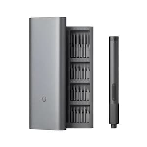 Puede incluir: Un destornillador eléctrico gris y plateado con punta magnética y un estuche de almacenamiento que contiene una variedad de puntas de destornillador.