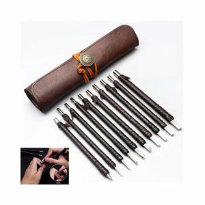 Peut inclure: Un ensemble de neuf outils de sculpture enveloppés de cuir avec des lames en acier inoxydable, présentés avec un étui enroulable en cuir marron. L'étui est sécurisé par un bouton décoratif et un cordon orange. Les outils sont conçus pour les travaux de détail.