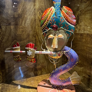 Idole de Krishna en métal fabriquée à la main avec flûte - Figurine décorative élégante pour la maison et les espaces spirituels - Art traditionnel indien