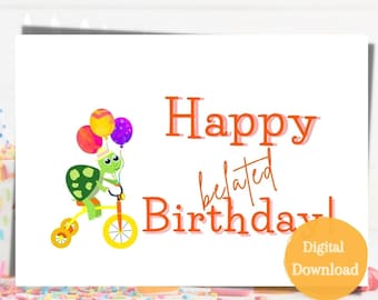 Op de afbeelding: Een witte kaart met de tekst "Happy belated Birthday!" in oranje en roze. Een groene schildpad die een driewieler rijdt met kleurrijke ballonnen bevindt zich in de linkerbenedenhoek. De tekst "Digital Download" staat in een gele cirkel in de rechterbenedenhoek.