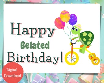 Op de afbeelding: Een printbare kaart met een groene schildpad die op een gele driewieler rijdt met kleurrijke ballonnen. De kaart zegt "Happy Belated Birthday!" en heeft een rode cirkel met de tekst "Digitaal downloaden".