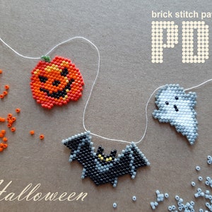 Pode incluir: Um conjunto de padrões de ponto de tijolo com tema de Halloween para fazer miçangas. Os padrões incluem uma abóbora, um fantasma e um morcego. Os padrões são etiquetados como "brick stitch patterns" e "PDF".